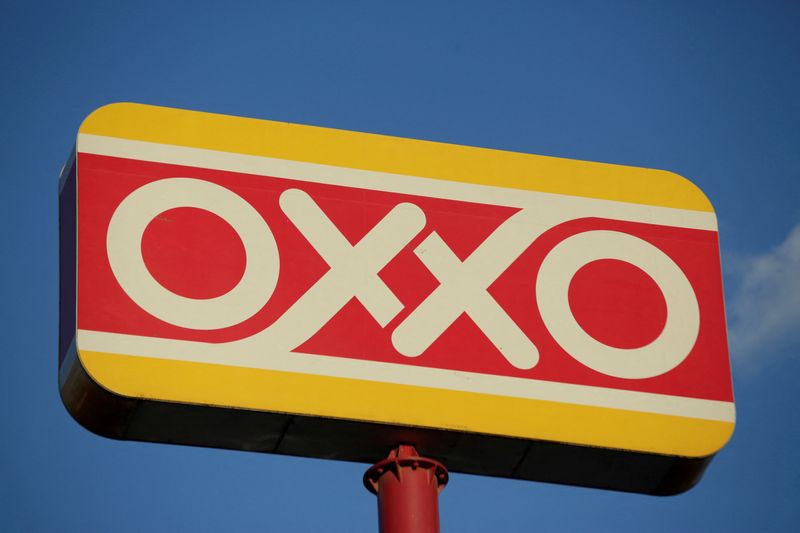 FOTO DE ARCHIVO. El logo de la tienda de conveniencia Oxxo de Femsa aparece en una de sus tiendas en Monterrey, México