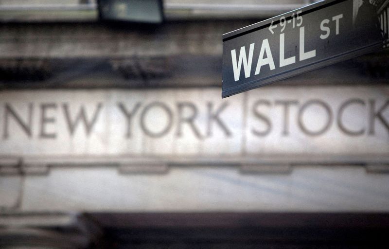 ARCHIV: Ein Wall-Street-Schild vor der New York Stock Exchange in New York, 28. Oktober 2013. REUTERS/Carlo Allegri