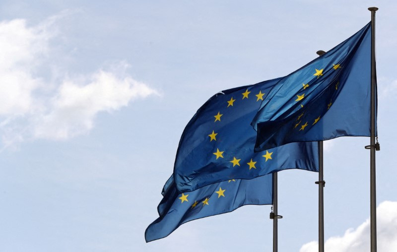 Bandiere dell'Unione europea davanti alla sede della Commissione a Bruxelles