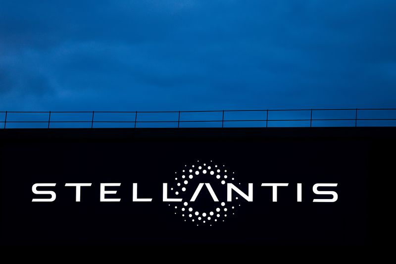 Logo Stellantis a Velizy-Villacoublay vicino Parigi