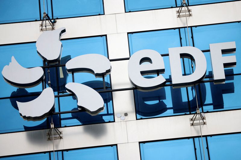 Photo d'archives du logo de la société EDF sur la façade de son siège à Paris