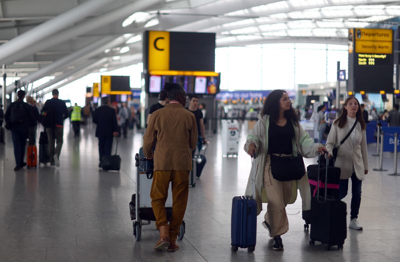 ARCHIV: Passagiere im Terminal 5 des Flughafens Heathrow in London, Großbritannien