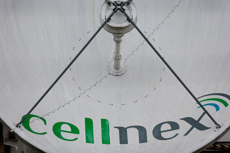 Il logo Cellnex su una parabola a Madrid, in Spagna