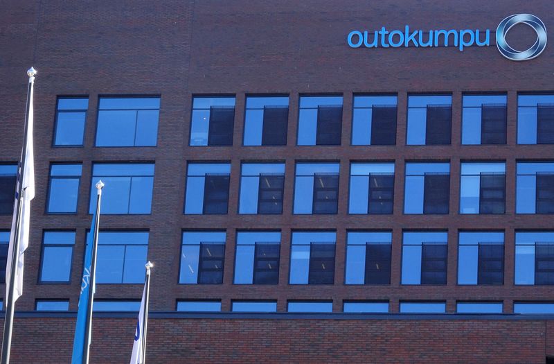 Il logo di Outokumpu è visibile nella sede centrale dell'azienda a Helsinki
