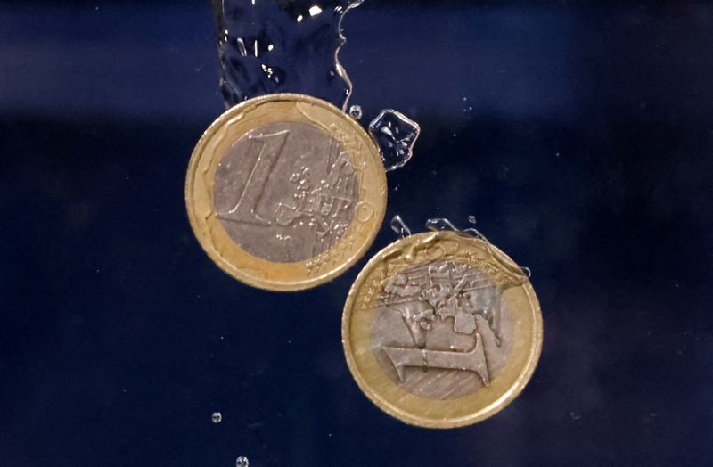 ARCHIV: Euro-Münzen im Wasser Mai 23, 2022.