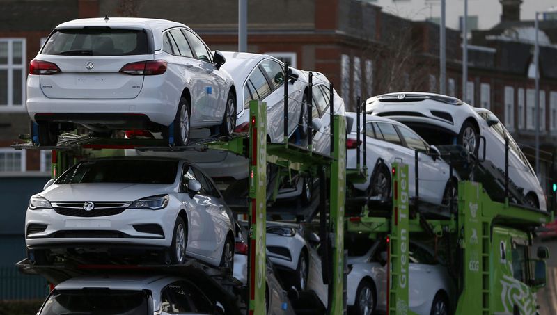 FOTO DE ARCHIVO: Coches Vauxhall son transportados en un camión en Luton