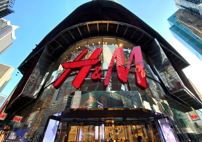 Il logo H&M all'esterno del negozio di Times Square