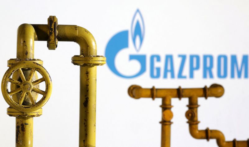 FOTO DE ARCHIVO: Modelo de tubterías de gasoducto y logo de Gazprom