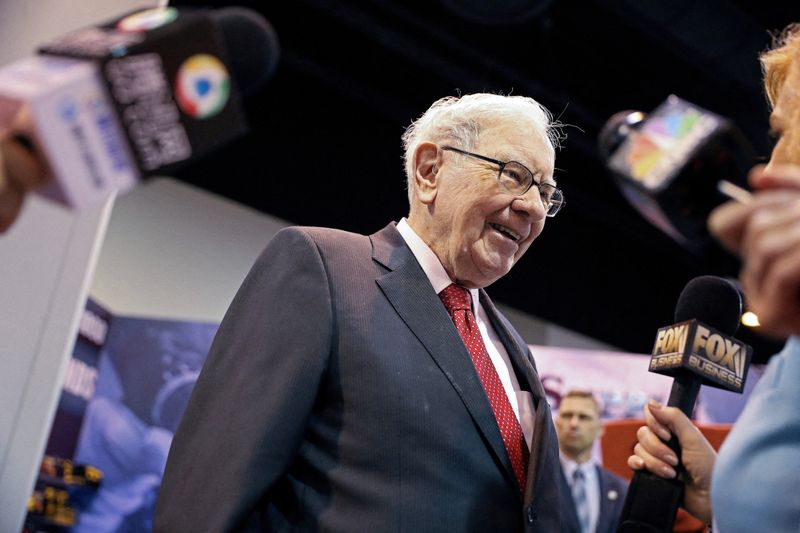 FOTO DE ARCHIVO: El presidente de Berkshire Hathaway, Warren Buffett, camina por la sala de exhibición mientras los accionistas se reúnen para escuchar al inversionista multimillonario en la reunión anual de accionistas de Berkshire Hathaway Inc en O