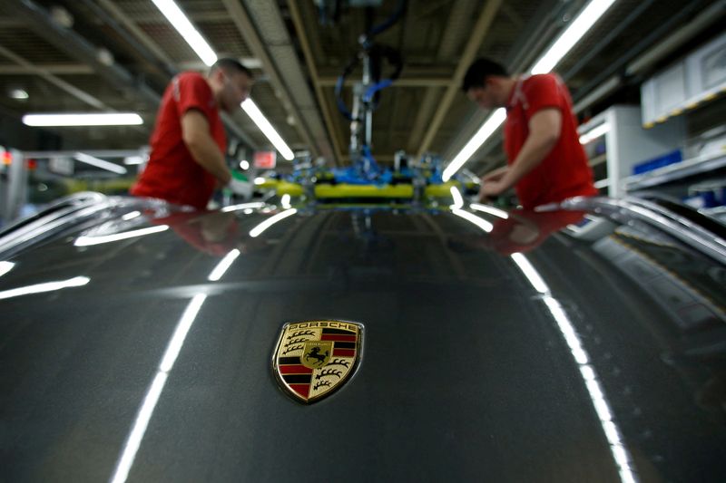 ARCHIV: Mitarbeiter des deutschen Automobilherstellers Porsche montieren die Windschutzscheibe eines Porsche 911 im Porsche-Werk in Stuttgart-Zuffenhausen, Deutschland