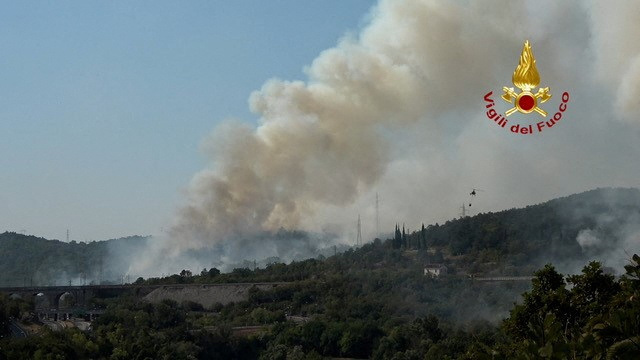 Firefighters battle wildfires in Duino