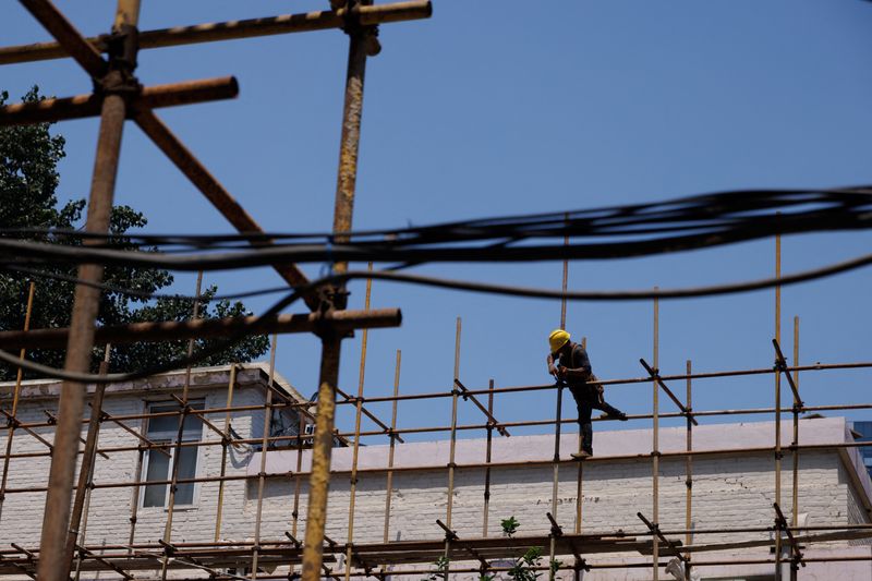 FOTO DE ARCHIVO: Un trabajador en una obra de construcción de un edificio de apartamentos en rehabilitación en Pekín, China. 