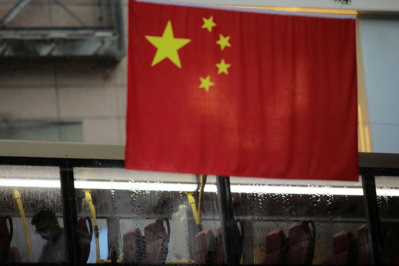 usARCHIV: Ein Bus fährt an einer chinesischen Flagge vorbei, Hongkong, China