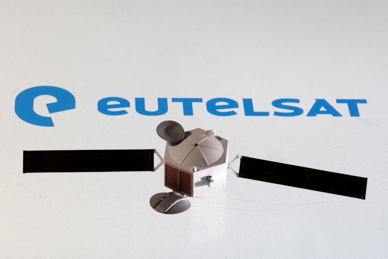 Il logo Eutelsat davanti al modello di un satellite