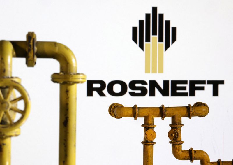 ARCHIV: Modell einer Erdgaspipeline und Rosneft-Logo