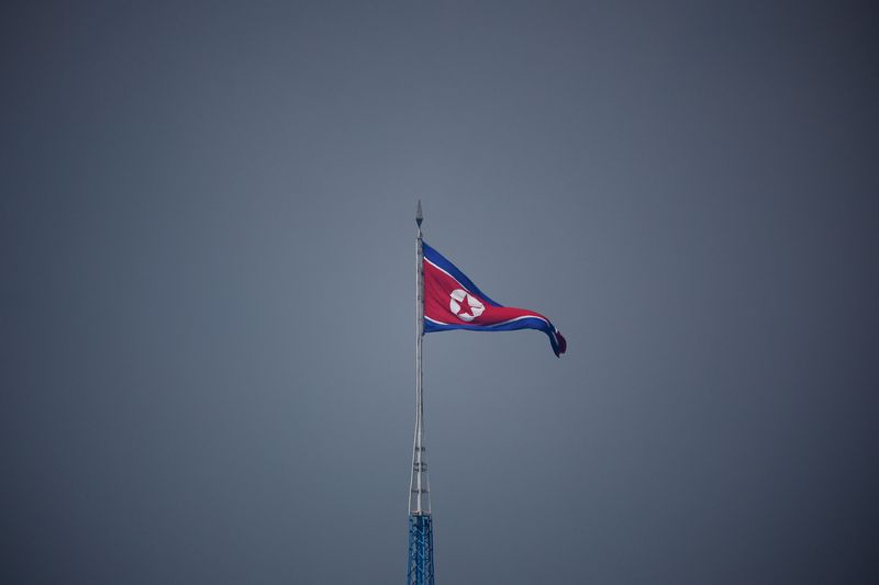 Un drapeau nord-coréen flotte au village de Gijungdong en Corée du Nord