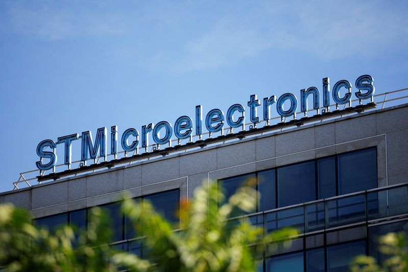 Photo d'illustration du logo de STMicroelectronics sur un bâtiment de l'entreprise