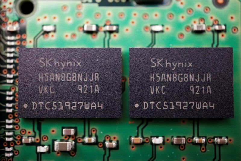 FOTO DE ARCHIVO: Dos chips de memoria en la placa de un ordenador