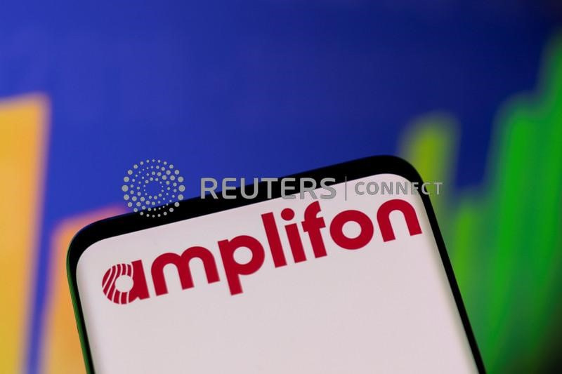 Il logo Amplifon sullo schermo di un telefono