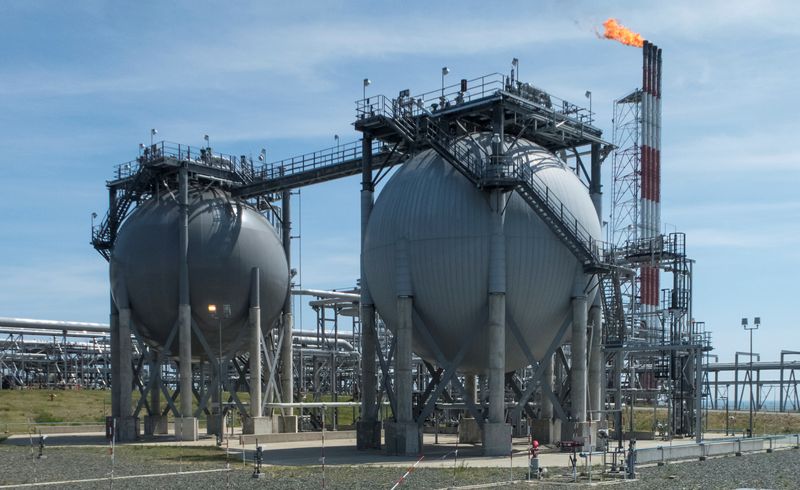 FOTO DE ARCHIVO: Una vista general de la planta de gas natural licuado operada por Sakhalin Energy en Prigorodnoye en la isla del Pacífico de Sajalín