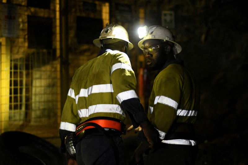 FOTO DE ARCHIVO: Hombres trabajando durante una operación de rescate dentro de la mina Perkoa cuatro semanas después de que una inundación atrapara a ocho mineros dentro de las galerías, en Perkoa, Burkina Faso