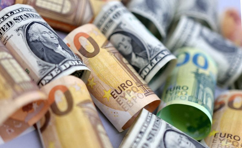 ARCHIV: Auf dieser Abbildung vom 17. Juli 2022 sind US-Dollar- und Euro-Banknoten zu sehen