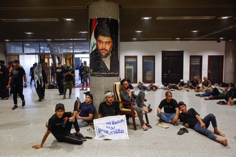Anhänger des irakischen Populistenführers Moktada al-Sadr versammeln sich inmitten der politischen Krise am 1. August 2022 in Bagdad, Irak, zu einem Sitzstreik vor dem Parlamentsgebäude.