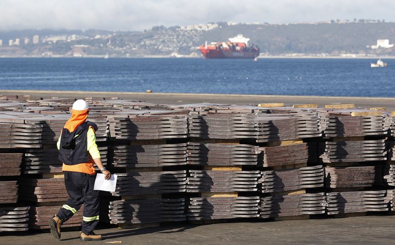 Imagen de archivo de un trabajador portuario revisando un cargamento de cobre que será exportado a Asia, en el puerto de Valparaíso