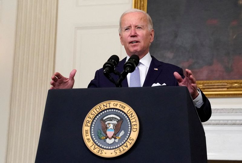 FOTO DE ARCHIVO: Presidente de EEUU Joe Biden realiza gestos en la Casa Blanca 