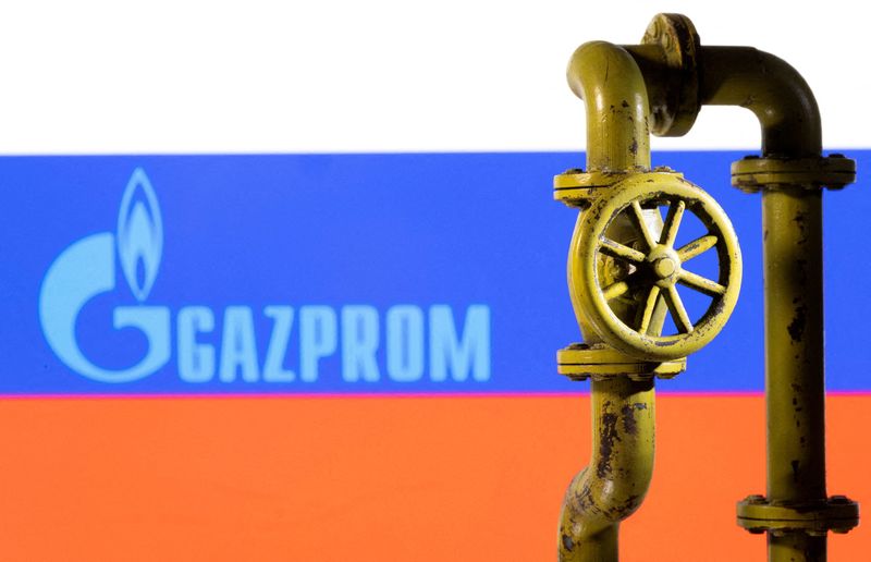 Una tubería de gas natural impresa en 3D ante el logotipo de Gazprom y la bandera rusa