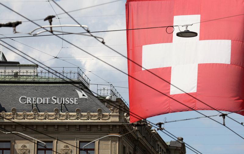 FOTO DE ARCHIVO. La bandera nacional de Suiza ondea frente a la sede del banco suizo Credit Suisse en Zúrich, Suiza