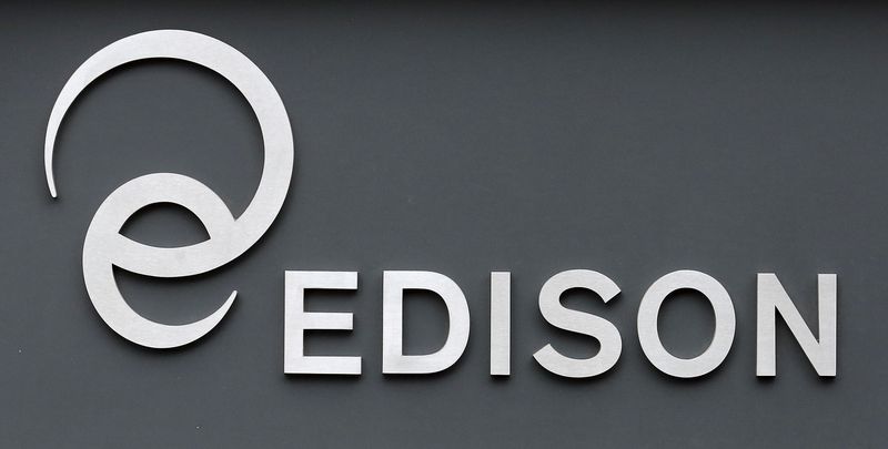 Il logo di Edison all'esterno della sede della società nel centro di Milano