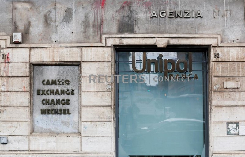Il logo della banca Unipol a Roma