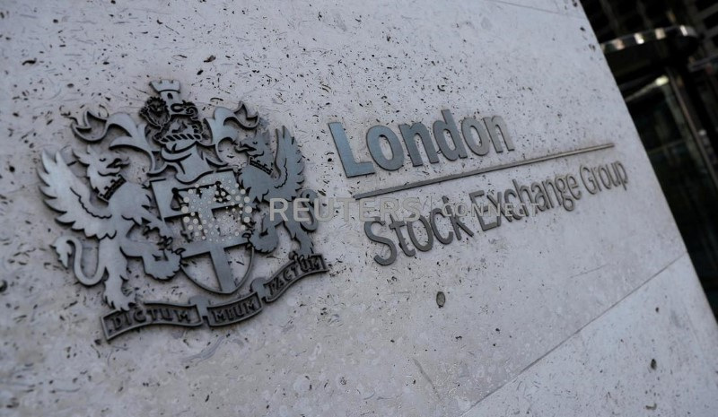 L'insegna è visibile davanti all'ingresso della Borsa di Londra a Londra