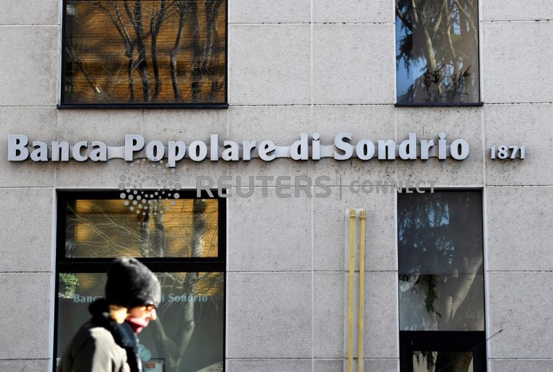  Il logo della Banca Popolare di Sondrio in una foto a Monza