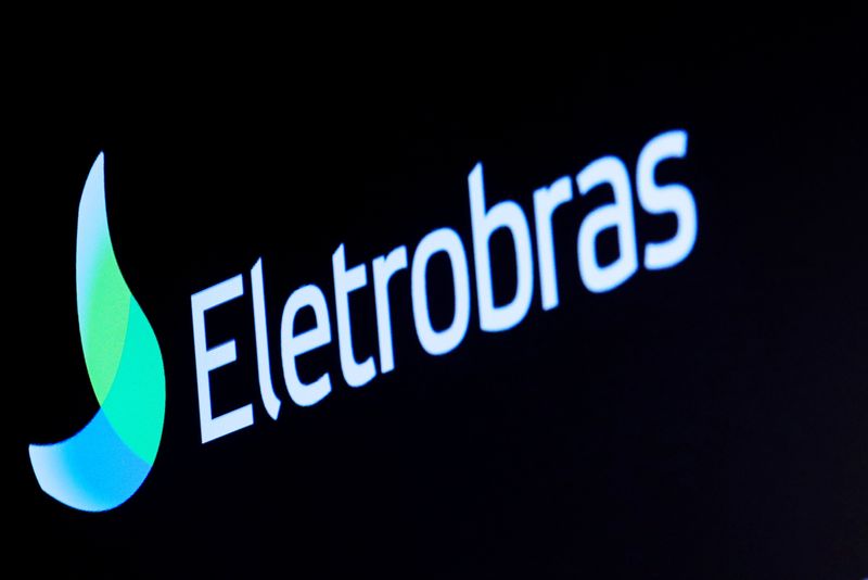 Imagen de archivo del logotipo de Eletrobras, una empresa brasileña de servicios eléctricos, en una pantalla en el piso en NYSE en Nueva York