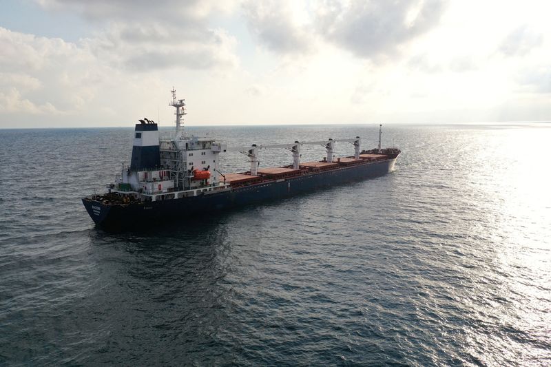 FOTO DE ARCHIVO: El buque de carga con bandera de Sierra Leona Razoni, que transporta grano ucraniano, en el Mar Negro frente a Kilyos