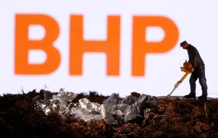 FOTO DE ARCHIVO. Una pequeña figura de juguete y una imitación de mineral se ven frente al logo de BHP en esta ilustración tomada el 19 de noviembre de 2021