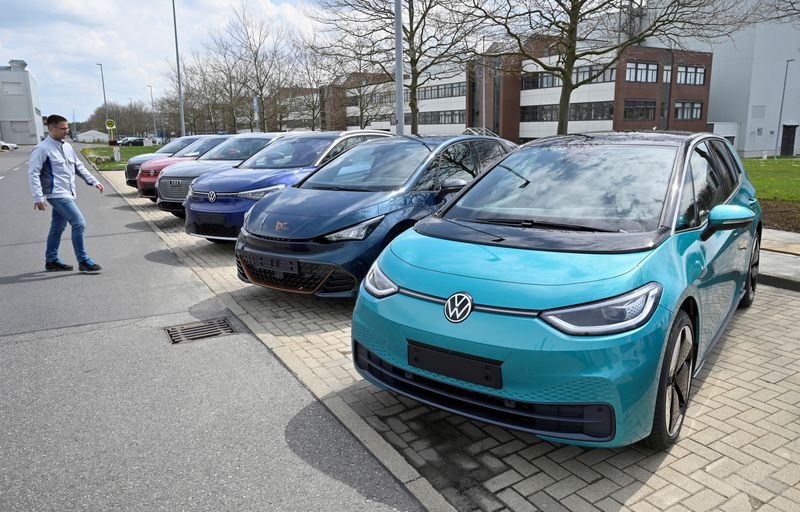 Modelli di auto elettriche del Gruppo Volkswagen parcheggiate all'esterno dello stabilimento di produzione dell'azienda, a Zwickau