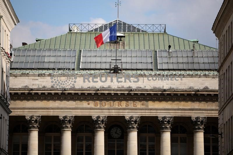 Il tricolore francese sventola sul Palais Brogniard, ex Borsa di Parigi