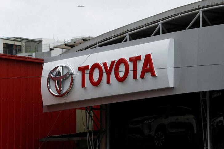 Imagen de archivo del logo de Toyota en un concesionario de Karachi, Pakistán.
