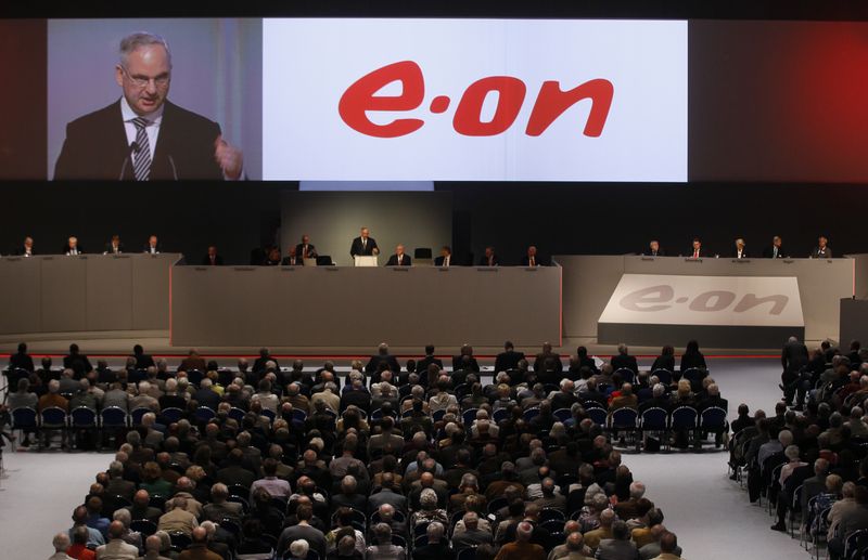ARCHIV: Johannes Teyssen, Vorstandsvorsitzender des deutschen Energieversorgers E.ON, spricht auf der Jahreshauptversammlung des Unternehmens in Essen, Deutschland.