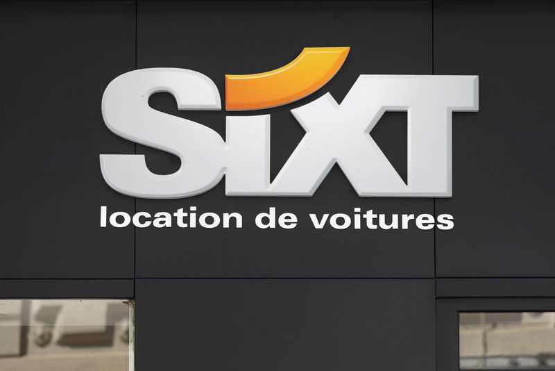 ARCHIV: Das Logo des Autovermieters Sixt ist an einem Büro in Vincennes, Frankreich, zu sehen.