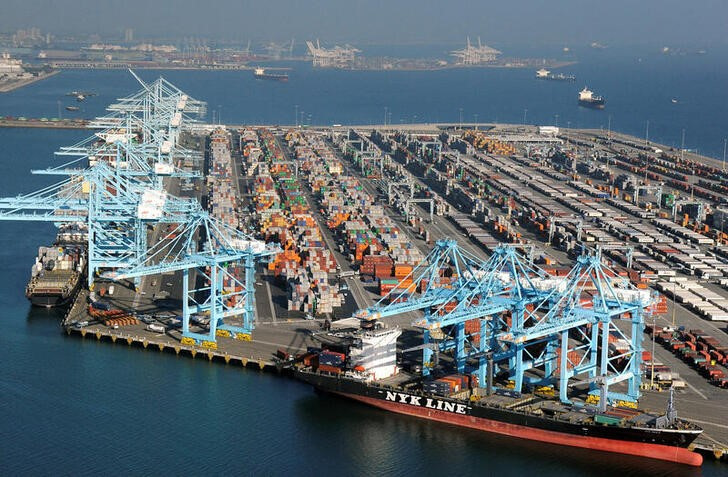Imagen de archivo de barcos descargando contenedores en los puertos de Los Ángeles y Long Beach, California, EEUU.