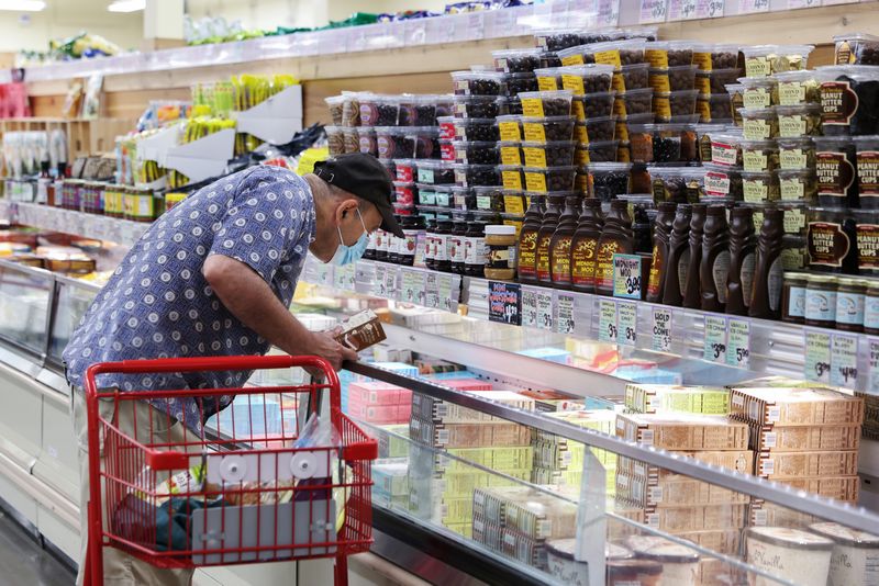 Una persona mentre fa la spesa in un supermercato di Manhattan, con l'inflazione che incide sui prezzi al consumo, New York City