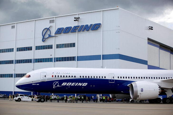 Imagen de archivo de un Boeing 787-10 Dreamliner pasando junto al Edificio de Ensamblaje Final de Boeing en North Charleston, Carolina del Sur, EEUU.