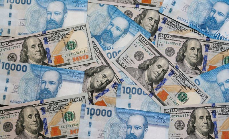 IMAGEN DE ARCHIVO. Billetes de 100 dólares y de 10.000 pesos chilenos se ven en esta ilustración tomada el 1 de agosto de 2016