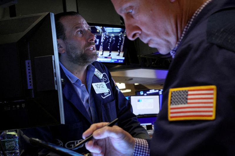 FOTO DE ARCHIVO: Operadores en el parqué de la Bolsa de Nueva York (NYSE) en la ciudad de Nueva York