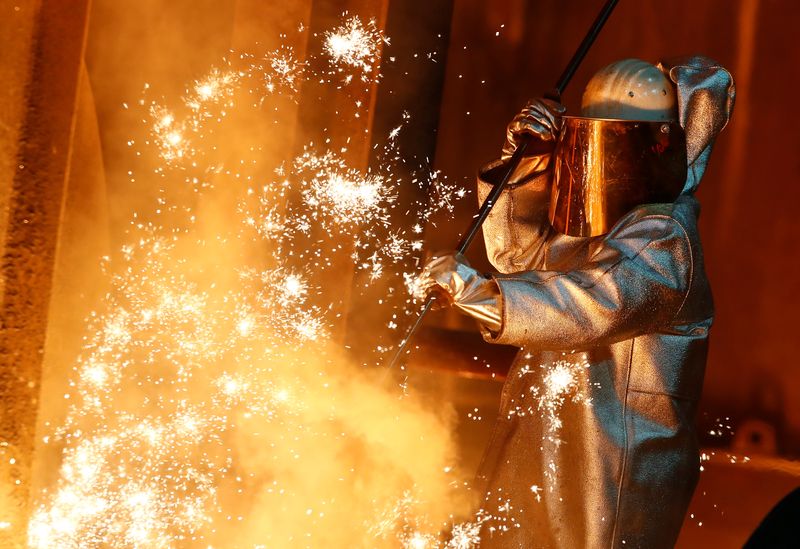 ARCHIV: Ein Stahlarbeiter von ThyssenKrupp steht inmitten von Funken aus einem Hochofen in einem ThyssenKrupp-Stahlwerk in Duisburg