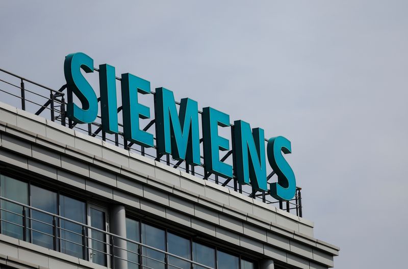 El logotipo de la empresa Siemens fuera de su oficina en Moscú